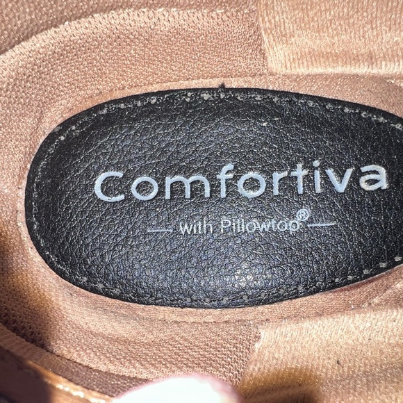 Comfortiva with pillowtop ballet flats. Light grey leather upper. Elastic straps - Picture 2 of 7